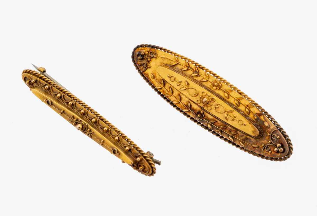 Lot de 2 broches en or 15 ct, Angleterre vers 1890-1900, or jaune 625/000, forme ovale,