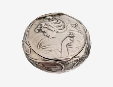 Pilulier Art nouveau, probablement allemand vers 1900, argent testé, couvercle avec motif d'époque