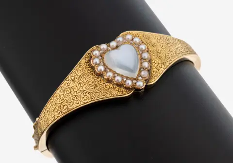 Bracelet en or 14 kt avec pierre de lune et perle, probablement Angleterre vers 1890, or 585/000, fermoir en cœur