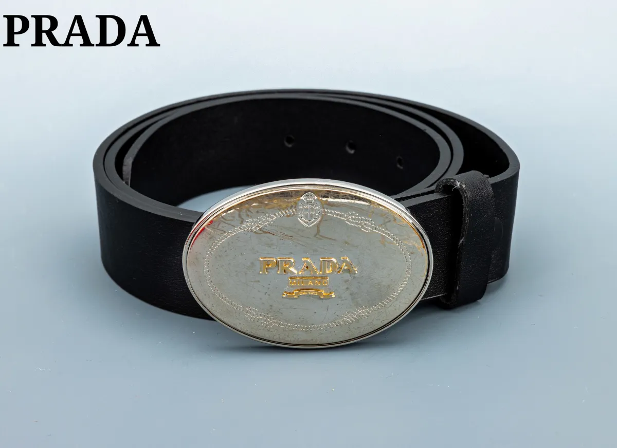 PRADA Gürtelschließe, Messing versilbert, oval mit Prada-Schriftzug, an schwarzem