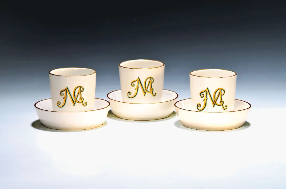Four monogram cups with saucers, Hoechst, circa 1765-98, JMC alloyed, green-gold