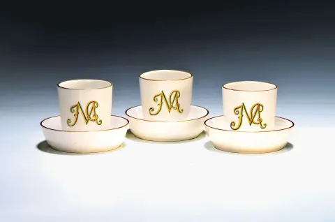 Vier monogram kopjes met schotels, Hoechst, circa 1765-98, JMC gelegeerd, groen-goud