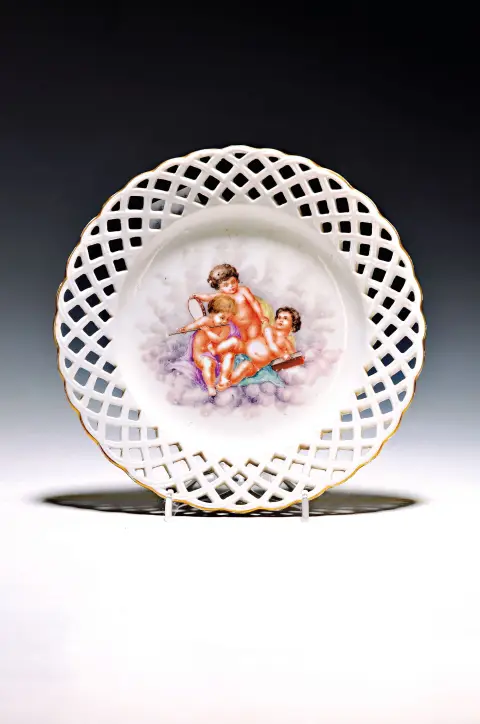 Dessertbord, Höchst, circa 1765, porselein, drie musicerende putti op wolken, polychroom