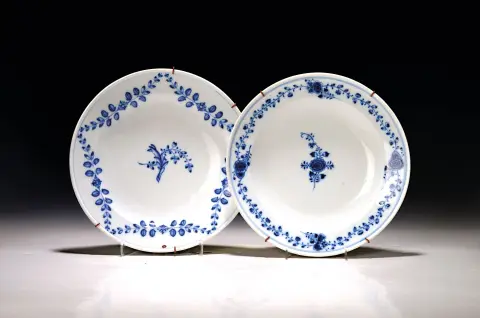 2 borden, Meissen, Marcolini, ca. 1774-1814, beschilderd met verschillende blauwe ranken onder de