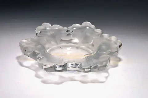 Zware schaal, Lalique France, 20e eeuw, dikwandig gevormd glas met reliëf