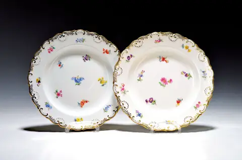 2 dessertborden, Meissen, circa 1890-1900, 1e keus, veelkleurig beschilderd met verstrooide bloemen,