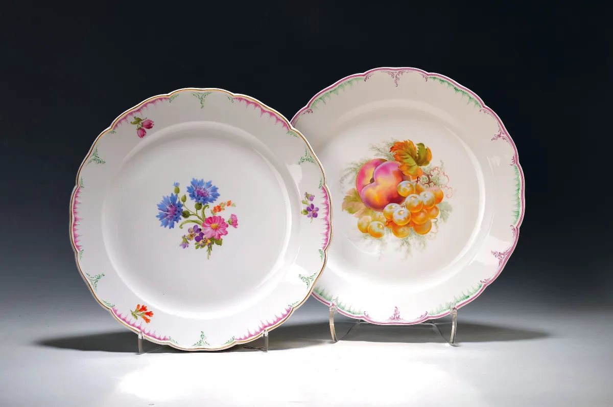 2 grandes assiettes, KPM Berlin, 20e s., bord reliefé peint en pourpre et vert