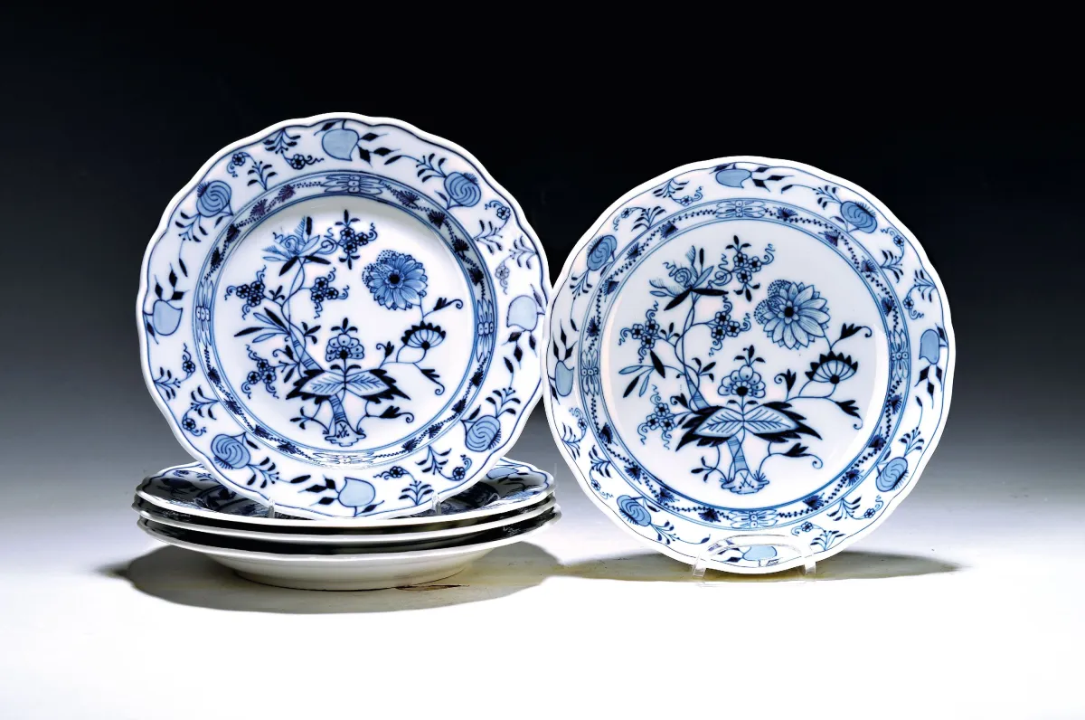 5 pieces porcelain, Meissen, 1st half 20th c., blue onion pattern under glaze