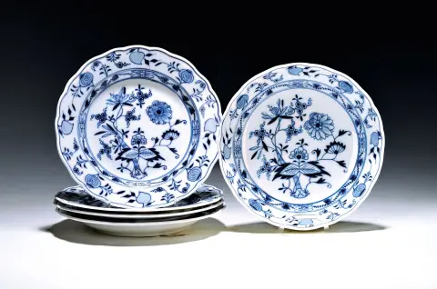 5 delen porselein, Meissen, 1e helft 20e eeuw, blauw uienpatroon onder glazuur