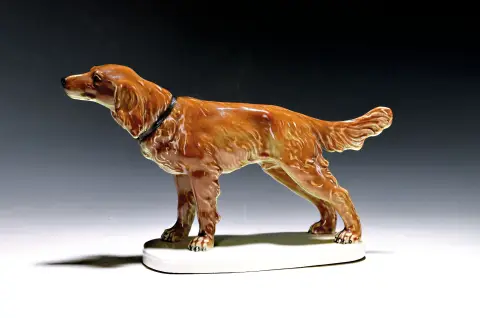 Figurine en porcelaine, Hutschenreuther, 20e s., chien de chasse debout, peint en couleurs, marquée H