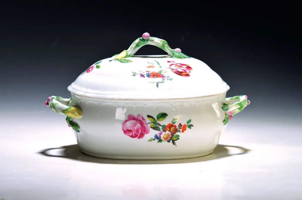 Terrine couverte, KPM Berlin vers 1780-1800, porcelaine, anses en branche, fleurs allemandes