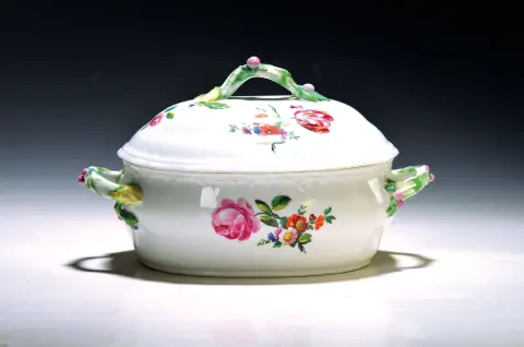 Terrine couverte, KPM Berlin vers 1780-1800, porcelaine, anses en branche, fleurs allemandes
