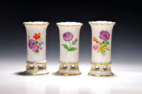 3 vases à pied avec peinture florale, Meissen, 20e s., porcelaine, 1x époque Knauf vers 1900