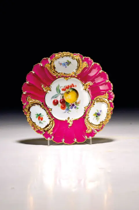Assiette d'apparat, Meissen, époque Pfeiffer, porcelaine, fond pourpre, décor en relief
