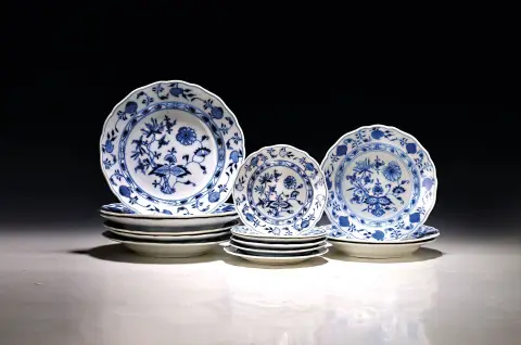 Lot de 16 assiettes variées, décor oignon, Meissen, majoritairement 2e moitié