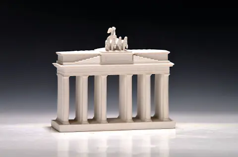 Porte de Brandebourg, KPM, Berlin, 1993-2000, porcelaine biscuit, 15x17x7 cm