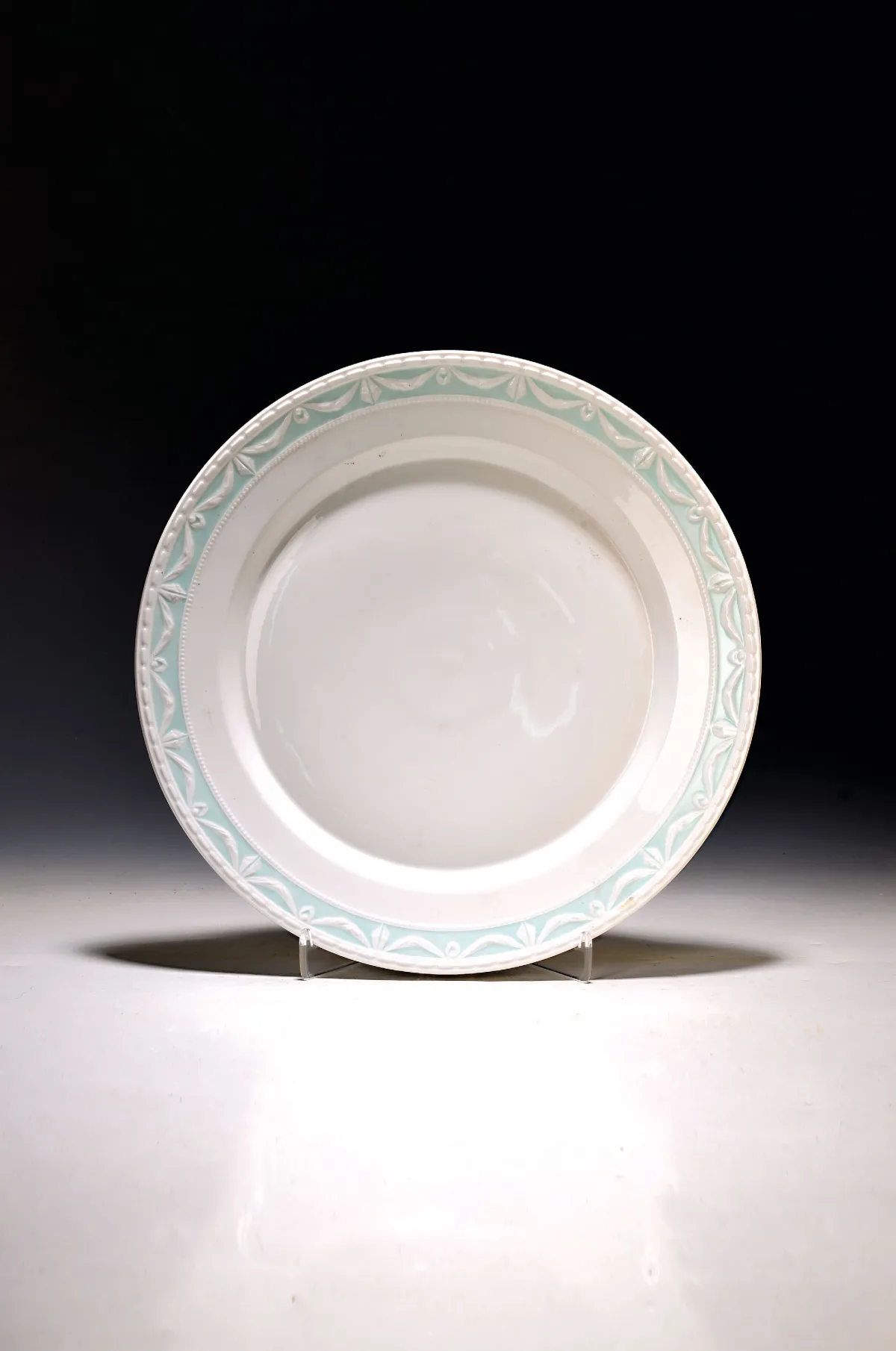 Kulatý talíř, Kurland s tyrkysovým okrajem, KPM, Berlín, po 1945, porcelán,