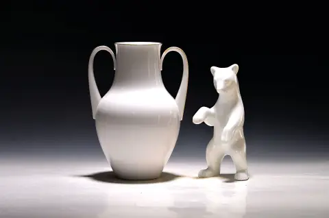 Vase à deux anses et sculpture d'ours, KPM Berlin, 2e moitié 20e s., porcelaine blanche, vase avec