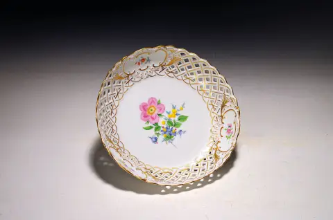 Coupe en forme de panier avec peinture florale, Meissen, après 1945, porcelaine, peinture florale