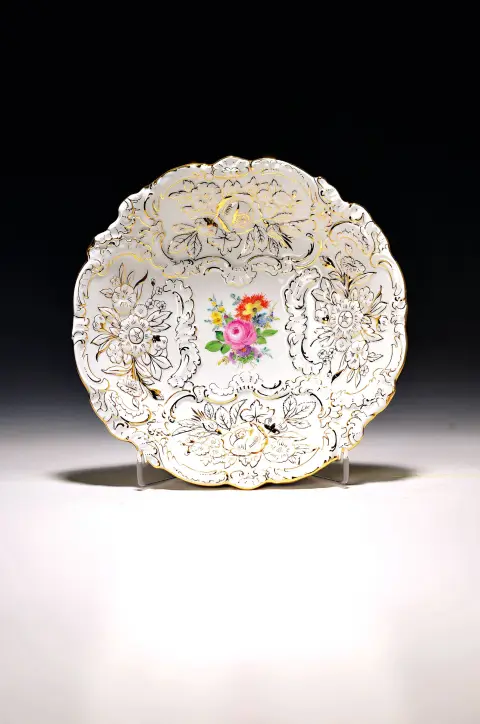 Assiette d'apparat, Meissen, après 1945, 2e choix, porcelaine, riche décor en relief doré