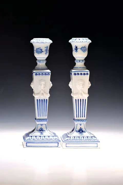 Paire de bougeoirs, Royal Copenhagen, 1962, porcelaine, décor bleu sous glaçure style