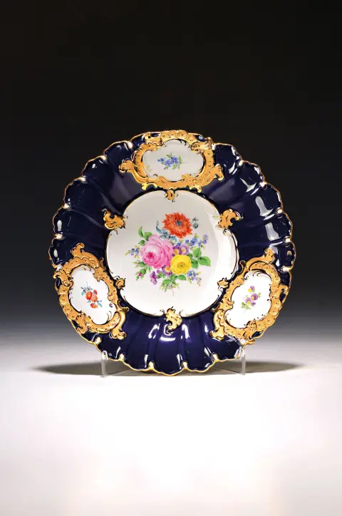 Assiette d'apparat à fond bleu roi, Meissen, après 1945, 2e choix, porcelaine, décor en relief