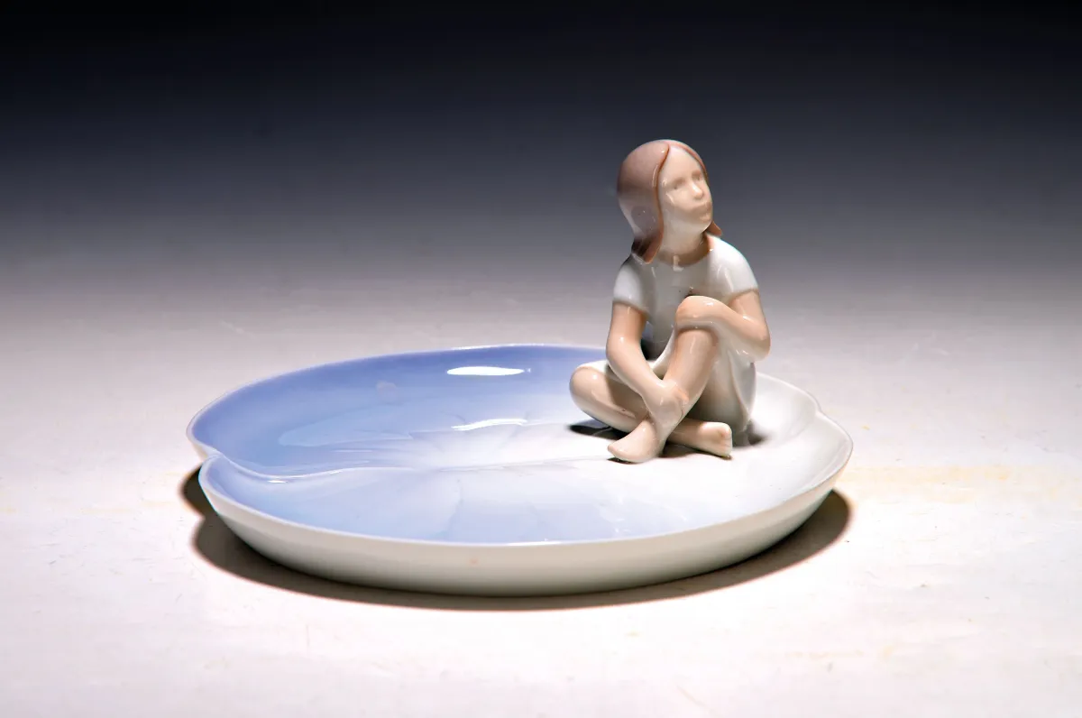 Pin dish with figurine (Thumbelina), Bing & Grøndahl, circa 1970-83, porcelain, polychrome