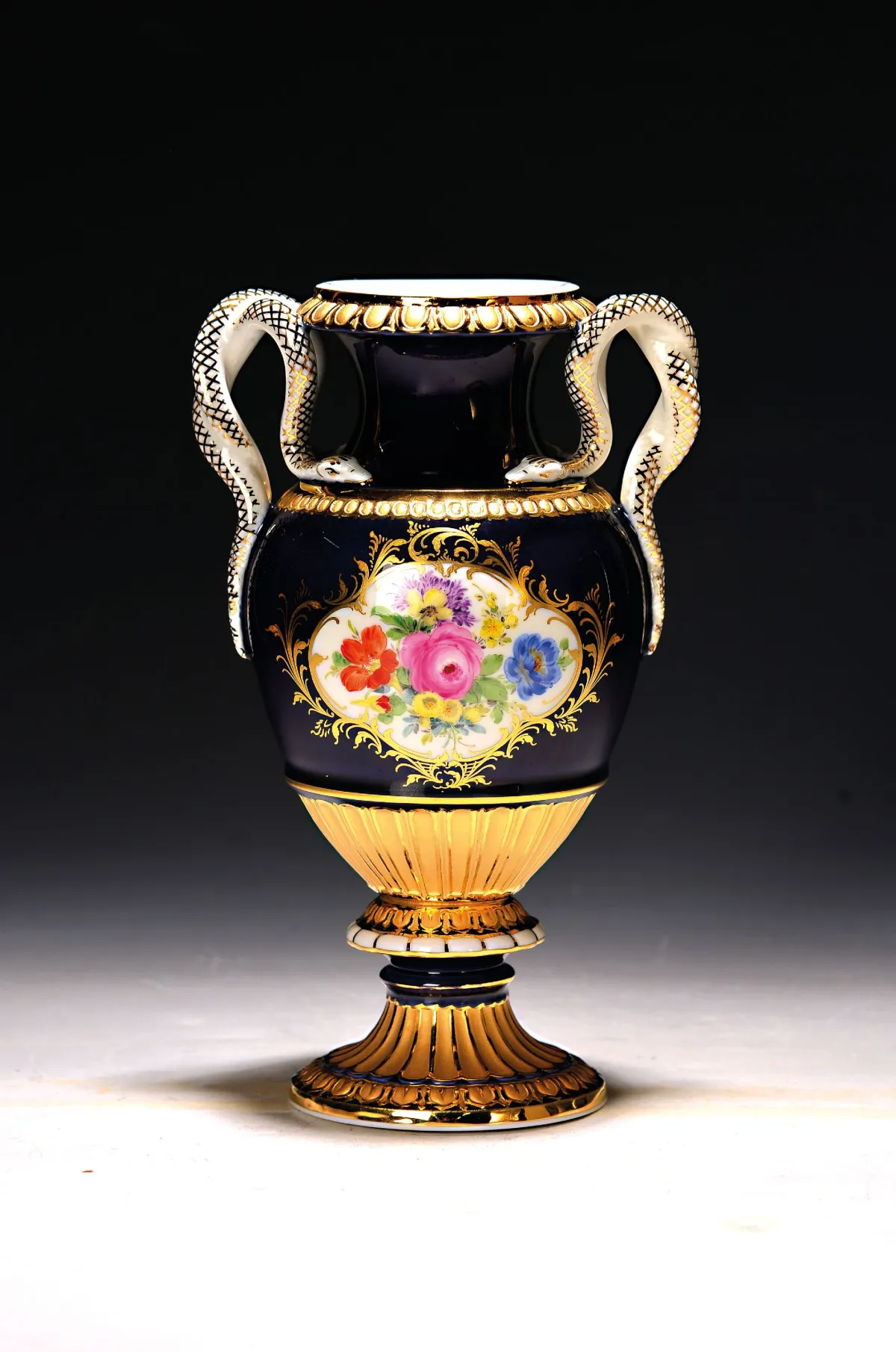 Vase à col de serpent fond bleu roi, Meissen, après 1945, 2e choix, porcelaine, riche