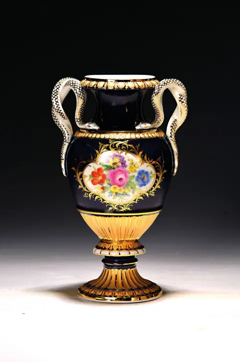 Vase à col de serpent fond bleu roi, Meissen, après 1945, 2e choix, porcelaine, riche