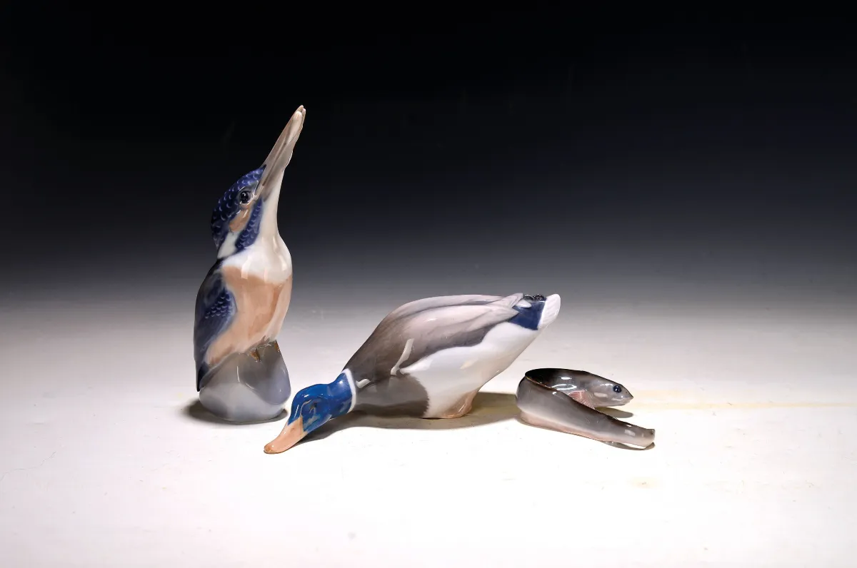 Drei Porzellanfiguren, Royal Copenhagen, 2.H.20.Jh., Eisvogel mit erbeutetem Fisch,