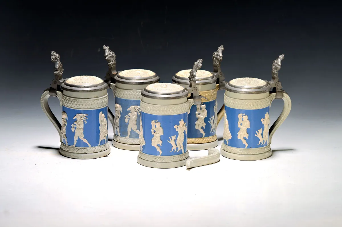 5 chopes Mettlach, Villeroy & Boch, début 20e s., grès fin, num. 171,