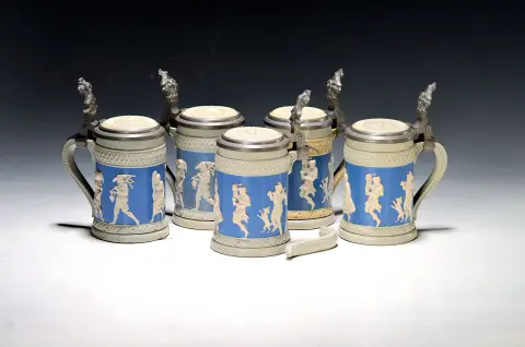 5 chopes Mettlach, Villeroy & Boch, début 20e s., grès fin, num. 171,