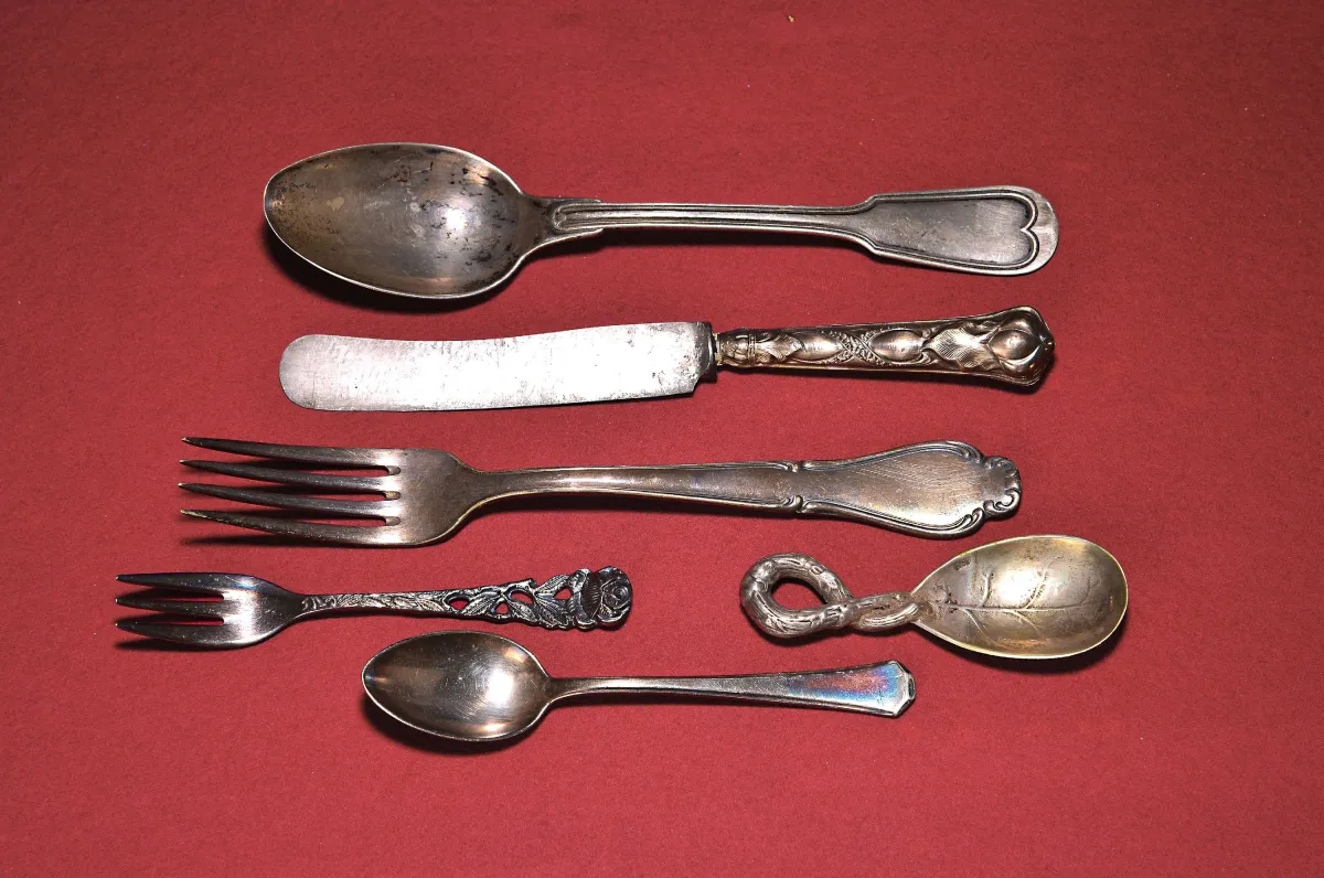 Grand lot de 44 objets de table, dont 18 objets en argent, argent : 4 couteaux, 9