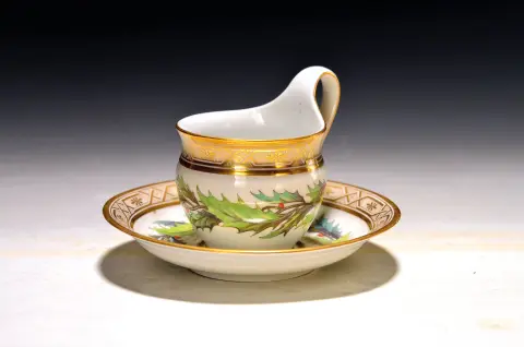 Tasse avec soucoupe, KPM Berlin, vers 1800, porcelaine, décor de palmettes, bordure dorée, traces d'âge