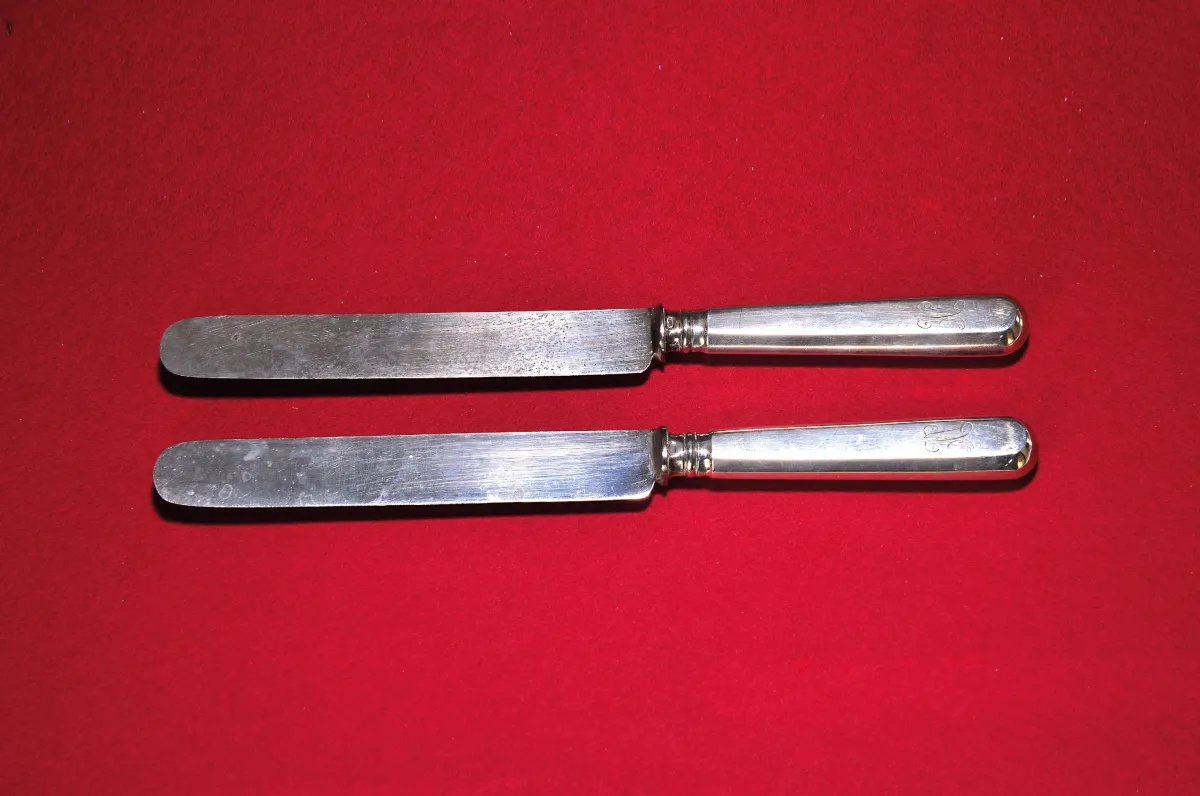Paire de couteaux de table, Fabergé, Russie, 1908-1927, 84 zolotniks, lames marquées K