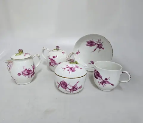 Solitaire, KPM Berlin, 18e s., décor pourpre de fleurs allemandes dans ancien