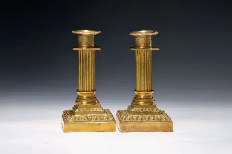 Paire de bougeoirs, probablement France, 19e siècle, décor classique, en