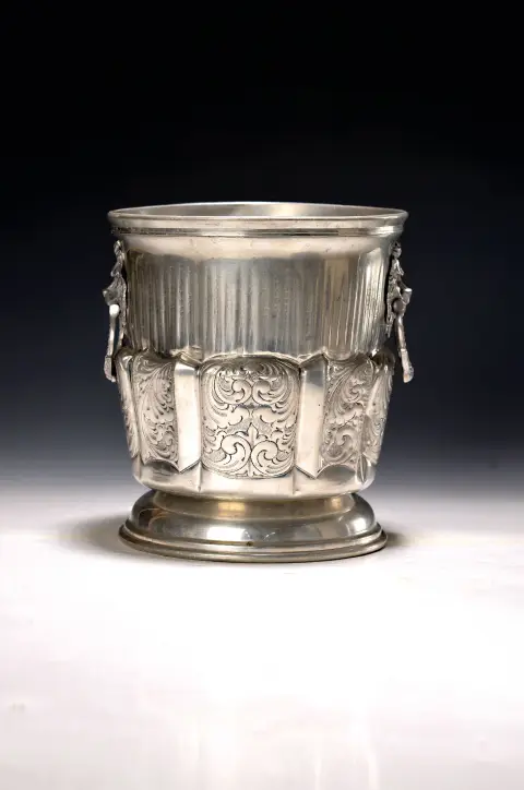 Seau à champagne, France, vers 1900, étain, partiellement cannelé, rocailles et volutes