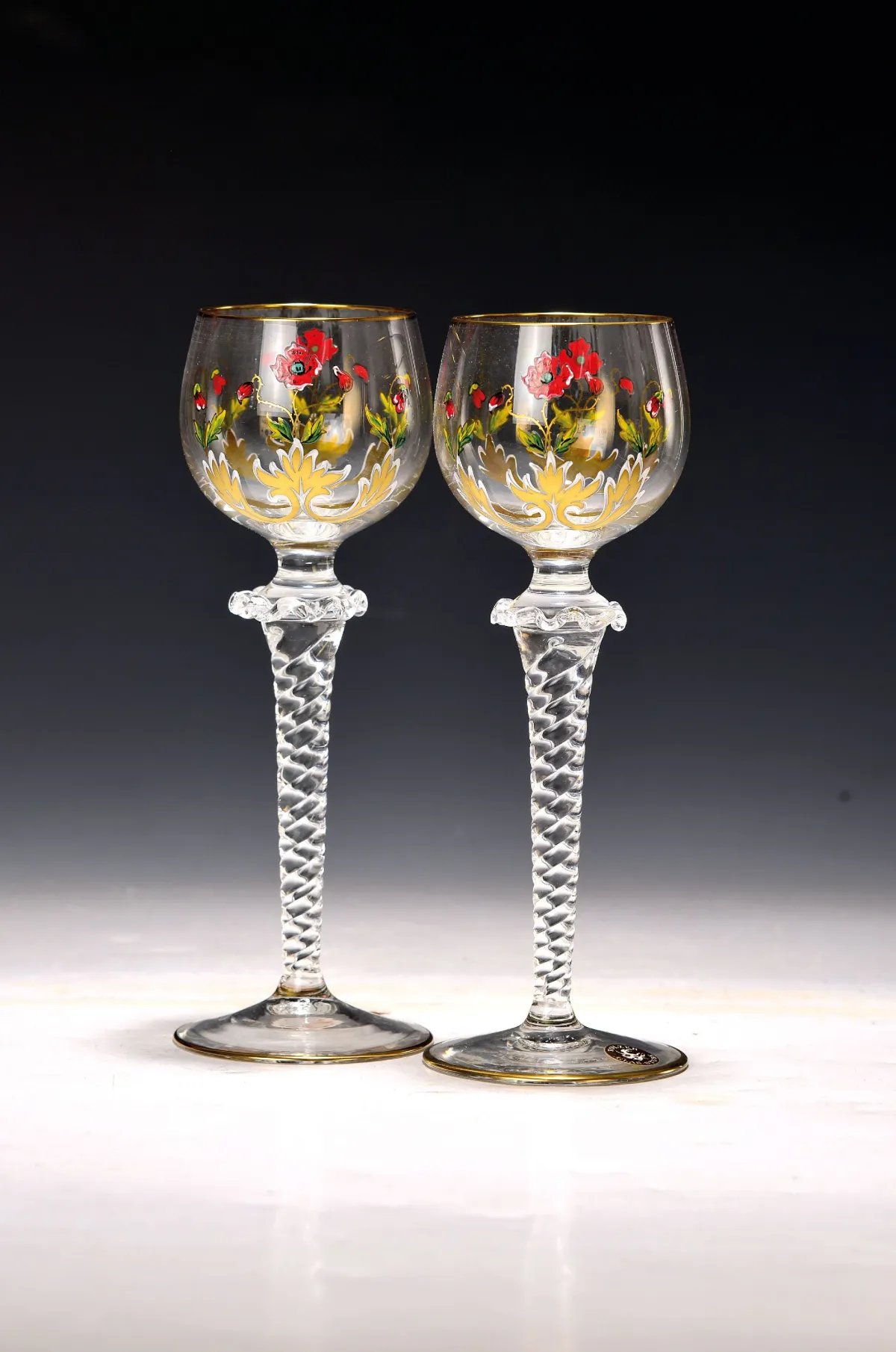 2 verres à vin Art nouveau, probablement Theresienthal, vers 1900, coupe avec fin émail coloré