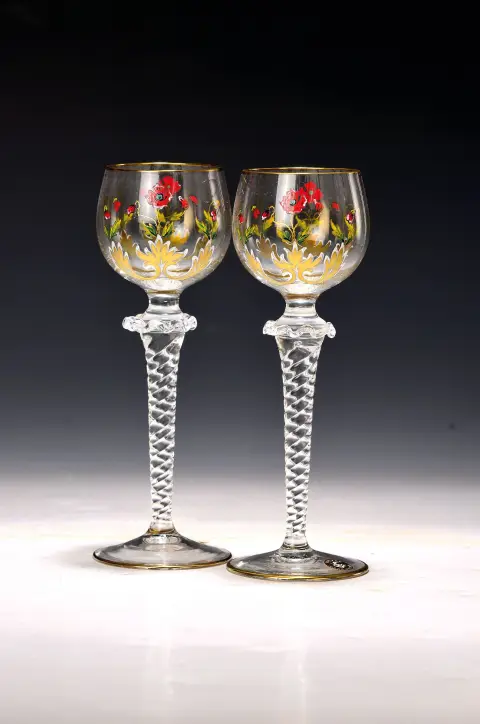 2 verres à vin Art nouveau, probablement Theresienthal, vers 1900, coupe avec fin émail coloré