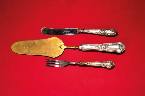 27 fourchettes et couteaux et une pelle à tarte avec manches en argent, probablement principalement Italie