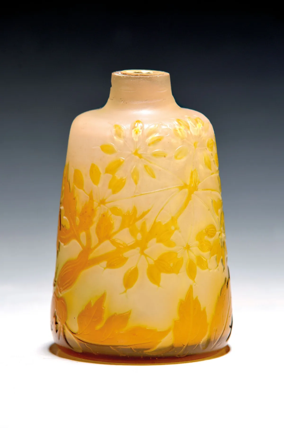 Lampvoet, Emile Galle, Nancy, circa 1900, kleurloos gelaagd glas, melkwit