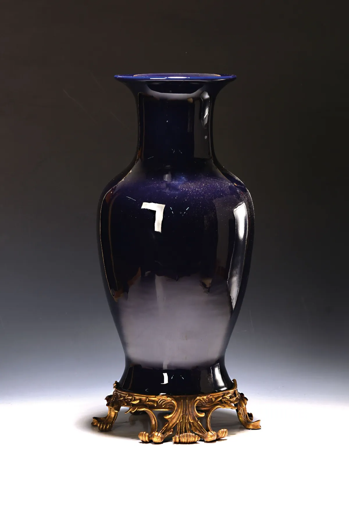 Große Ziervase mit Bronzemontur, wohl United Wilson Porcelain Company, Hong Kong,