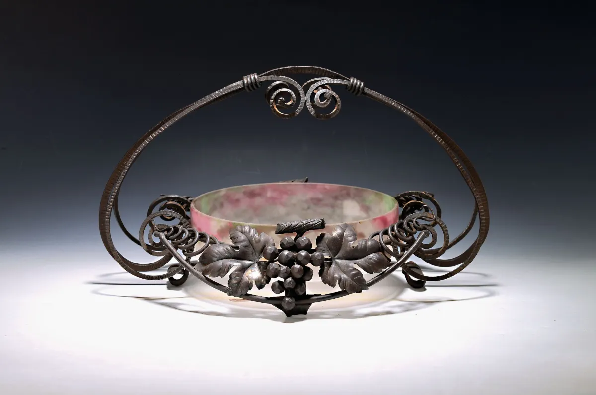 Grande coupe Art nouveau, Muller Frères, vers 1920, verre multicouche incolore avec vert
