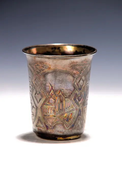 Gobelet en argent, Russie, début du 20e s., argent, décor gravé avec 4 cartouches, env. 47g