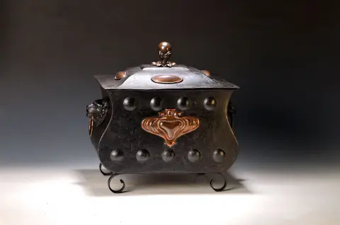 Bac à charbon/accessoire de cheminée, probablement allemand, vers 1900, tôle de fer bombée, latéralement avec
