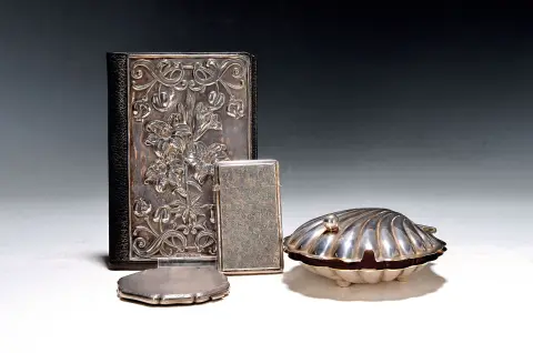 2 étuis, une poudreuse et une boîte coquillage, allemand/anglais, étui à motif floral