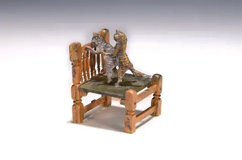 Bronze viennois, couple de chats érotique sur chaise, signé Wasserkrug Austria, polychrome