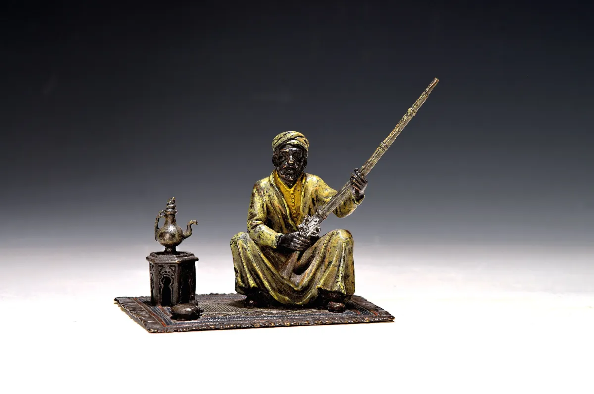 Große Wiener Bronze, sign. Wasserkrug, Orientale mit Gewehr auf einem Teppich sitzend,
