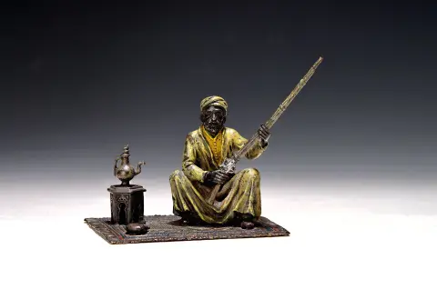 Grand bronze viennois, signé Wasserkrug, Oriental avec fusil assis sur un tapis,